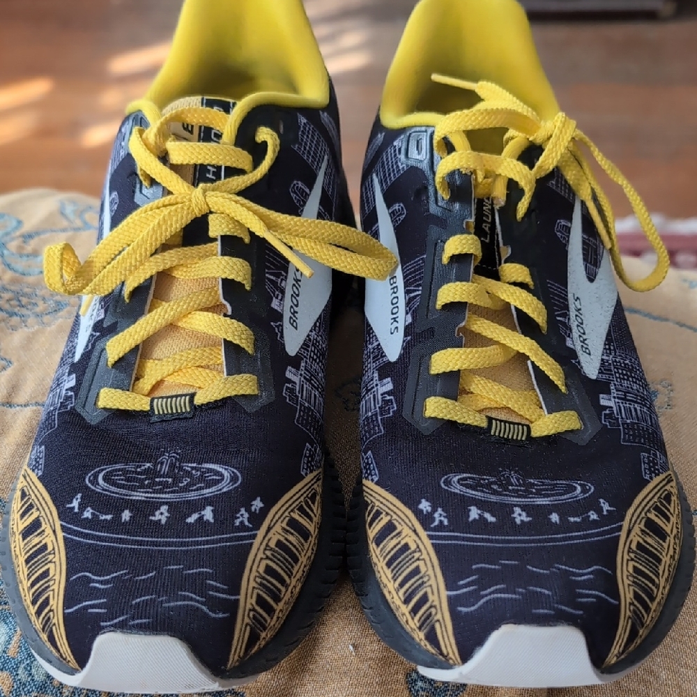 Brooks Urban Black and Yellow Running Shoes